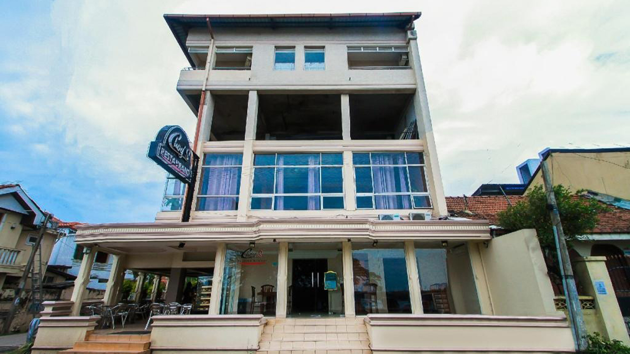 OYO 317 Choy's Waterfront Residence