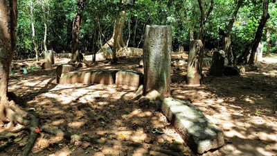 Ruins at Inginiyagala Ovagiriya