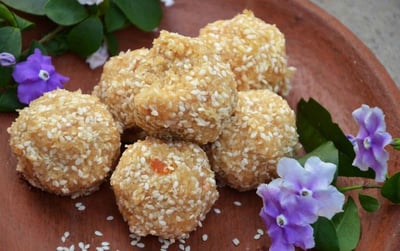Thala Guli (Sesame Rolls)