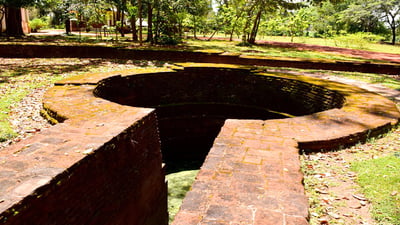 Ruwanweliseya Key shaped pond