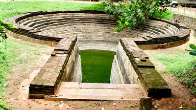 Ruwanweliseya Key shaped pond