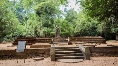 Ruins at Inginiyagala Ovagiriya