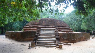 Ruins at Inginiyagala Ovagiriya