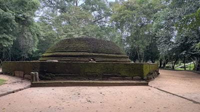 Ruins at Inginiyagala Ovagiriya