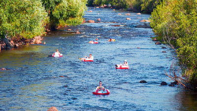 Peddelen op vlak water vanuit Kitulgala City