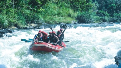 Peddelen op vlak water vanuit Kitulgala City