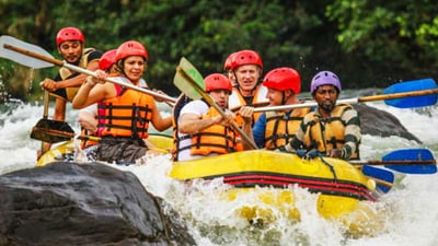 Peddelen op vlak water vanuit Kitulgala City
