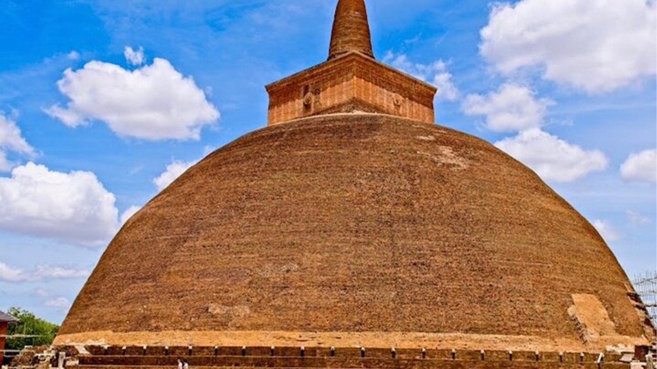 Anuradhapura Sacred Area Guided Tour with Entrance Tickets