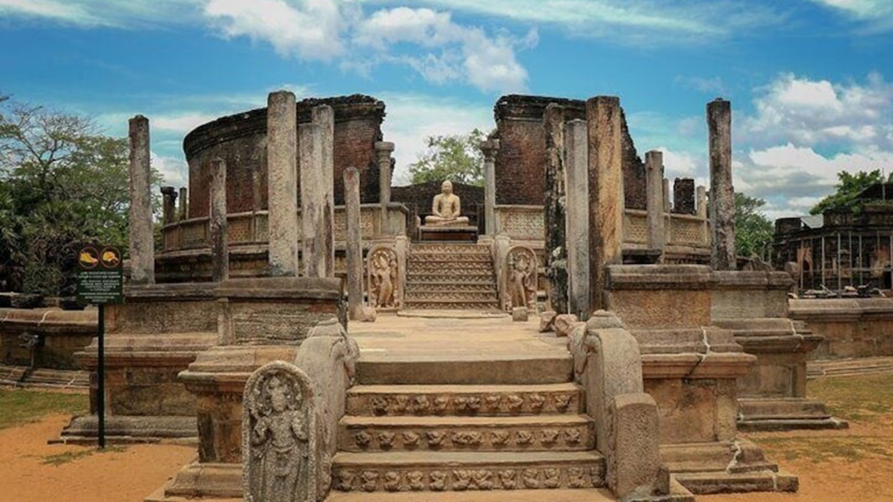 Polonnaruwa Ancient City Guided Tour with Entrance Tickets