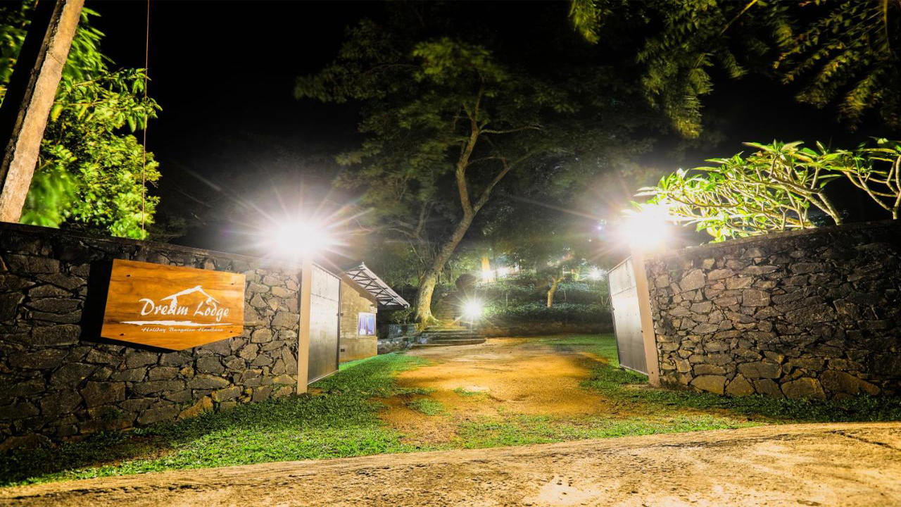 Transfer between Colombo Airport (CMB) and Dream Lodge, Kandy City