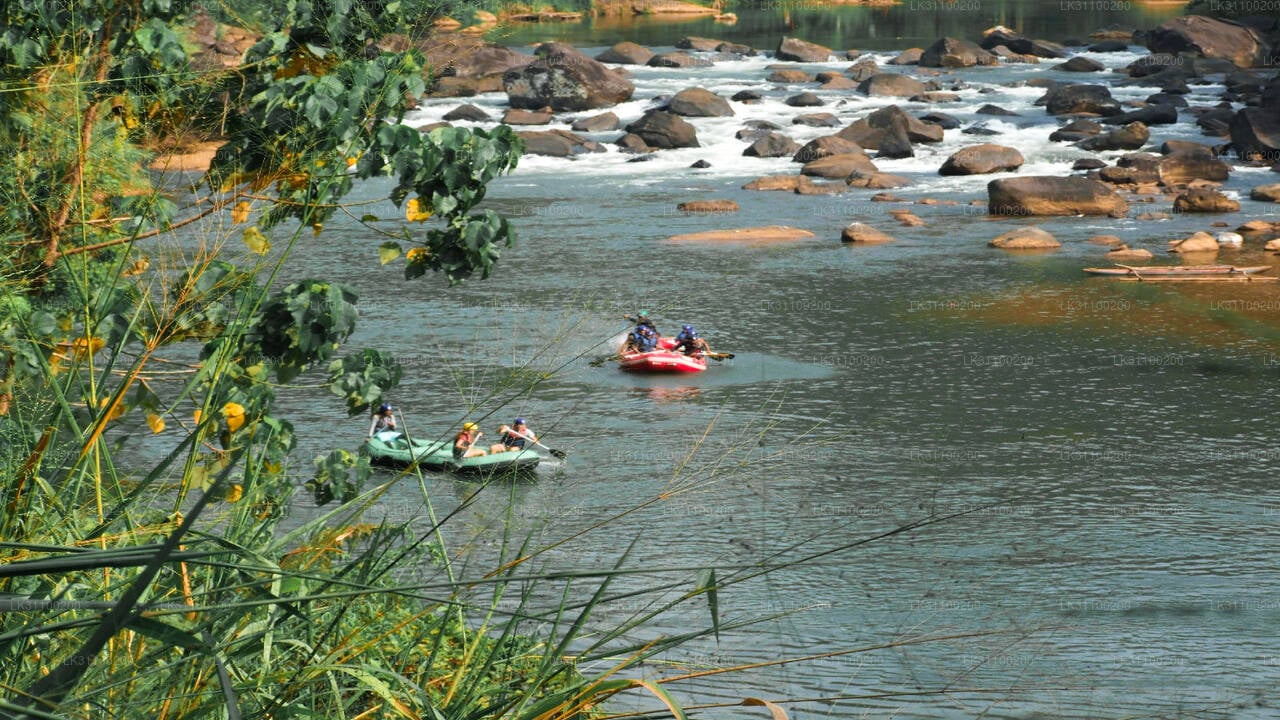 Peddelen op vlak water vanuit Kitulgala City