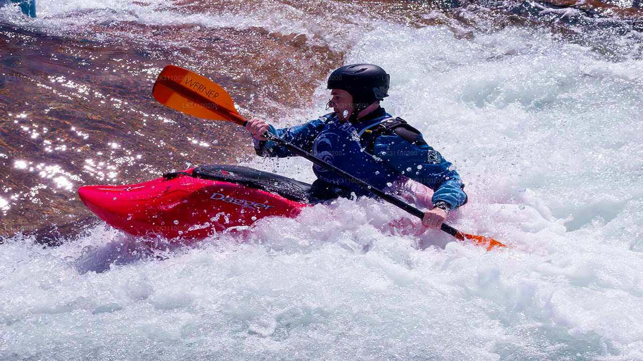 Peddelen op vlak water vanuit Kitulgala City