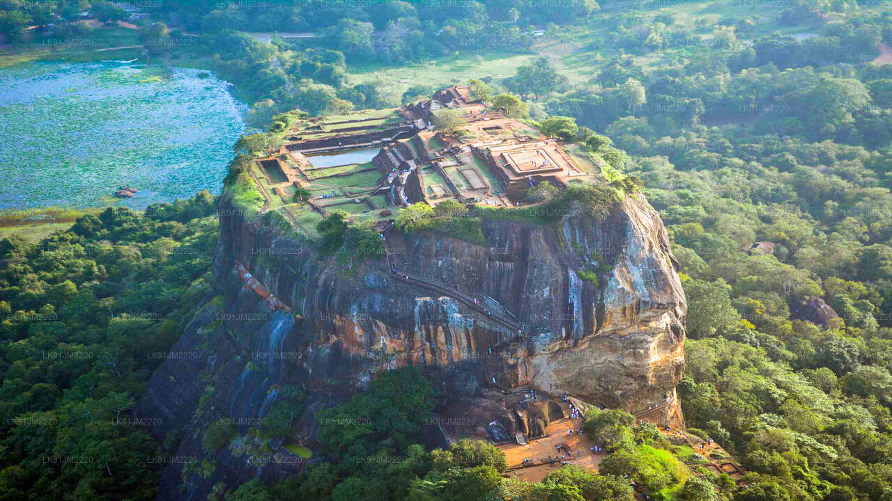 Entdecken Sie Sigiriya per Hubschrauber von Negombo aus