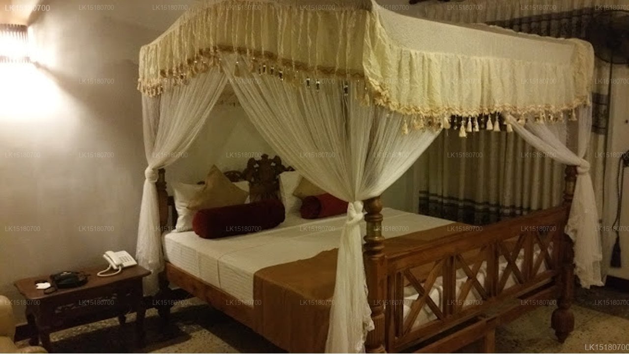 Saunter Paradise Hotel