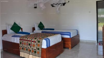 Liyon Rest - two twin beds with wooden frames and patterned throw blankets