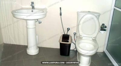 Hotel Elephant Bay - bathroom with pedestal sink and toilet