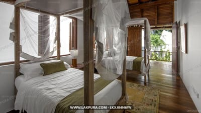 5 Middle St - four-poster bed with sheer curtains and wooden balcony view