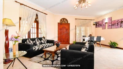 Expeditor - spacious living room with black sofas and wooden furnishings