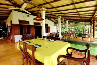 Java Moon - bright dining hall with yellow tablecloth and wooden furniture