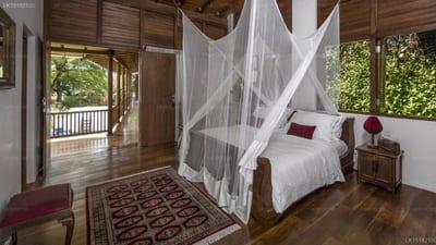 5 Middle St - bedroom with canopied bed, wooden furnishings and balcony doors