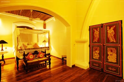 Pointe Sud - grand bedroom with four-poster bed and ornate wooden doors