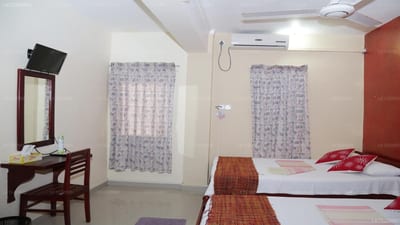 Dyke Rest - modest hotel room with two beds and desk area