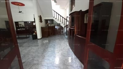 Lake View Bungalow - spacious lobby with polished floor and wooden doors