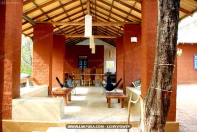 백 오브 비욘드 - 정글 하이드어웨이, 피두랑갈라 - open-sided pavilion with wooden chairs and tree trunk support