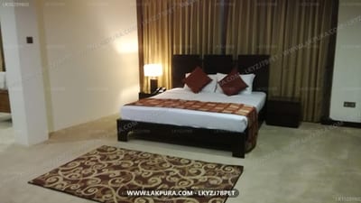 Waters Edge - spacious hotel room with double bed and patterned floor rug