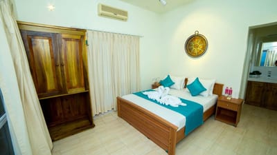 Range kandy - bedroom with wooden bed, teal bedding, and traditional furnishings