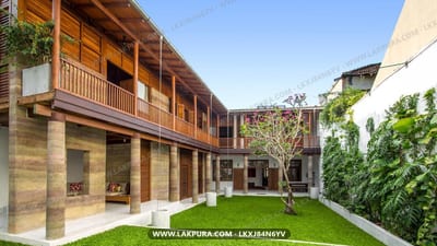 5 Middle St - courtyard with manicured lawn, wooden building facade and ivy-covered walls